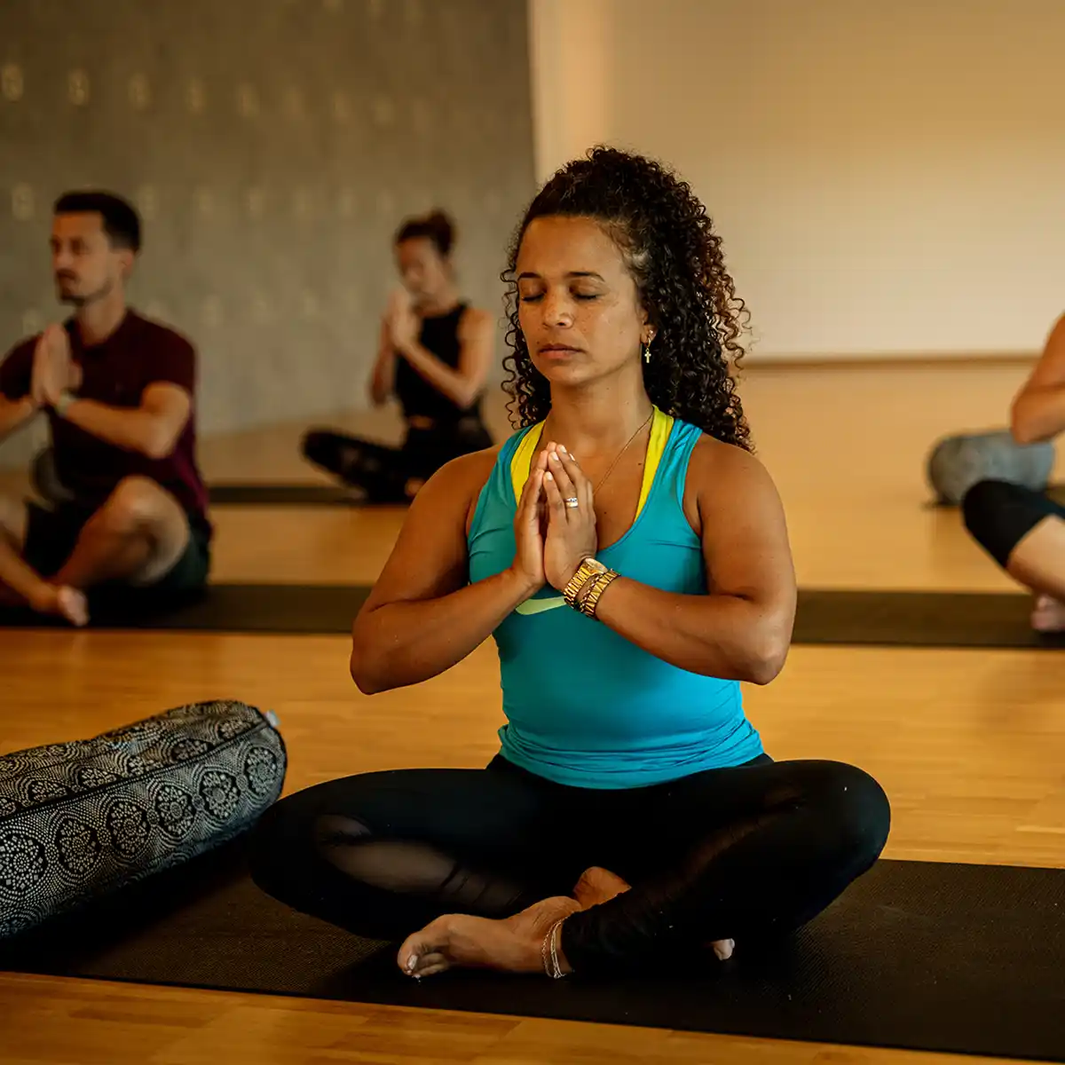 Kursgruppe meditiert auf Matten in der Yoga Lounge des Sport+WellnessPark ALTE ZIEGELEI