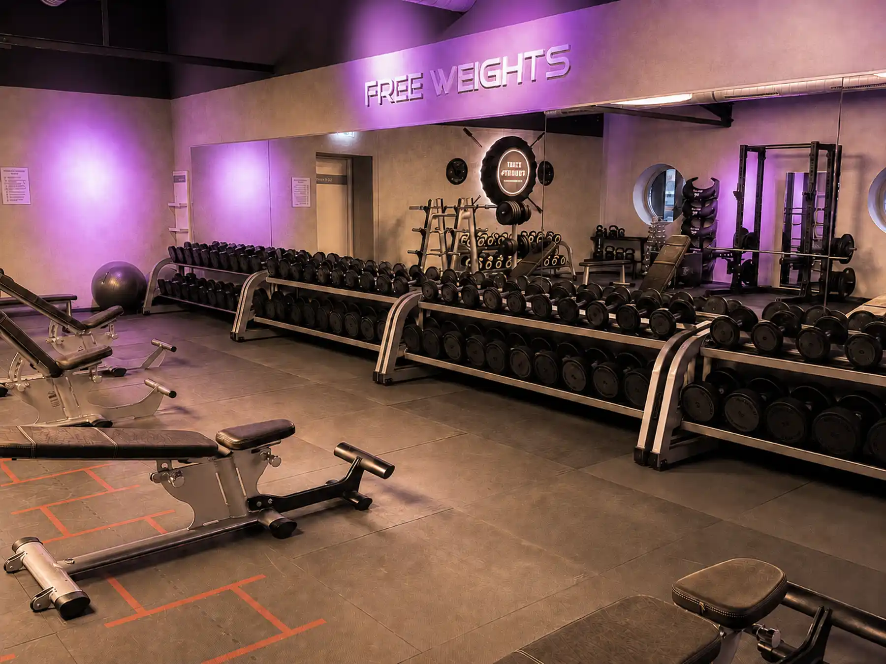 Freihantelbereich mit Squat Racks, Kurzhanteln und Kettlebells für Krafttraining und Muskelaufbau in Lauffen